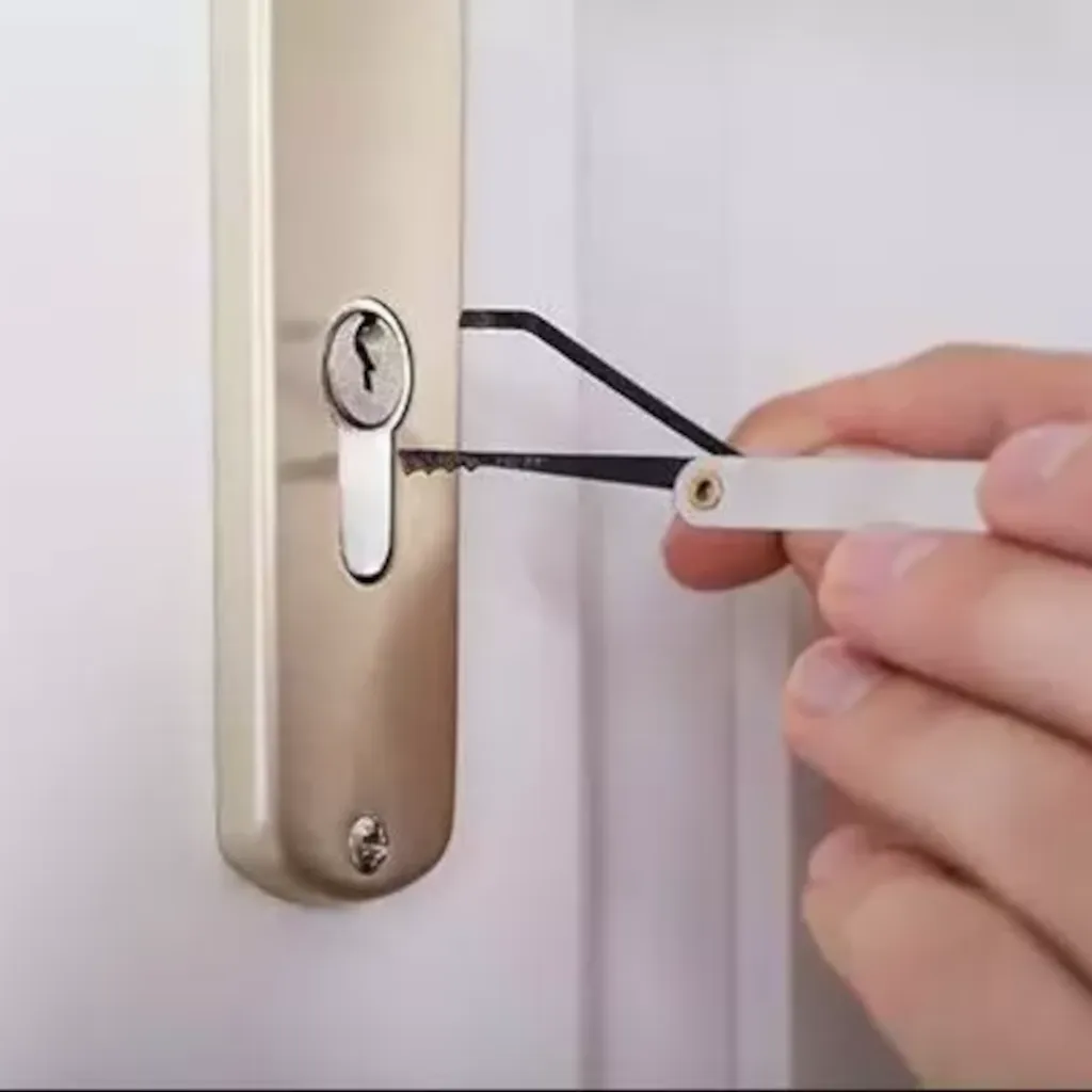 Especialista realizando apertura de puerta técnica en Abrera